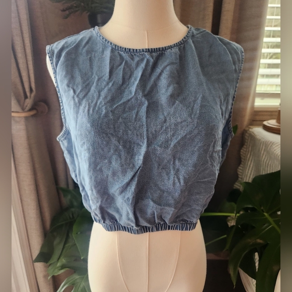 Cropped Chambray Denim Top - Picture 2 of 5